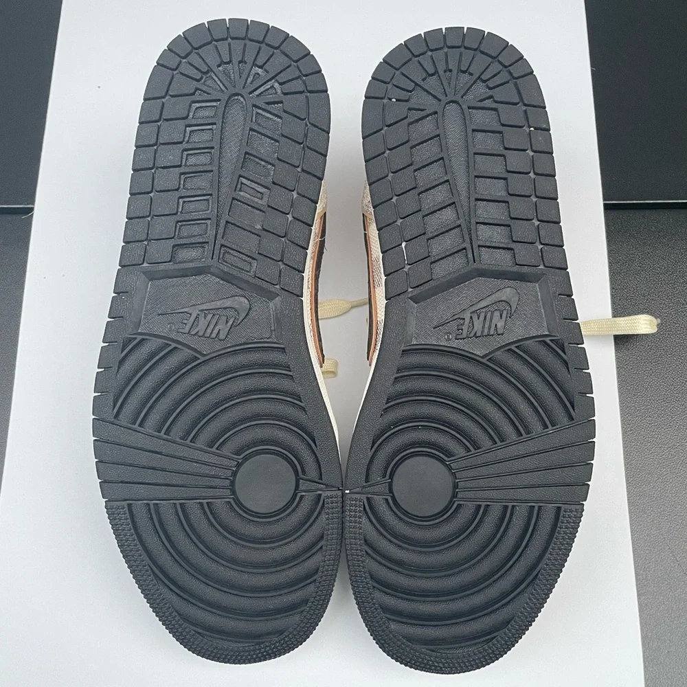 Louis Vuitton Men’s Low-Top Sneakers in Beige/Brown
